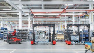 Assembly line supply by a tugger train from Linde Material Handling