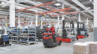 Linde’s all-rounder tugger train models can be used both indoors and outdoors.