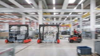 Linde Material Handling tugger trains transport different types of goods all at once.