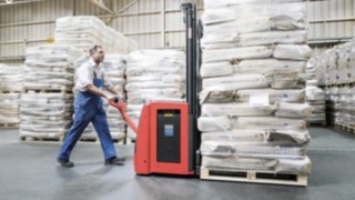Pallet stackers from Linde on the company premises Pallet stackers from Linde in operation