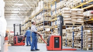 Linde pallet stacker with Linde Li-ION batteries in use in the warehouse