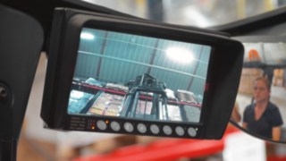 The camera system mounted on the mast of Linde reach trucks helps the driver safely position the load in the rack.