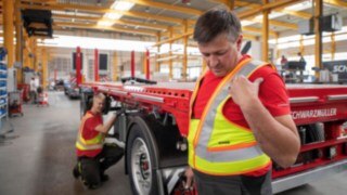 The Secure Distance Vest from Linde Material Handling measures the distance between employees using ultra-wideband radio waves. Employee checking the Secure Distance Vest from Linde Material Handling
