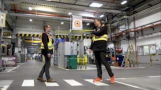 The secure distance vest from Linde Material Handling helps keeping a healthy distance. People in the warehouse wearing the secure distance vest from Linde Material Handling
