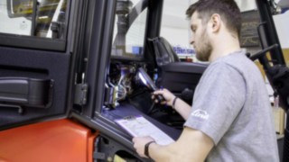 The Linde employee performs careful final checks of the quality of the refurbished used trucks.