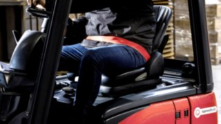 Forklift operator uses Linde OrangeBelt safety belt for increase operating safety