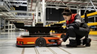 A service technician from Linde MH repairs a C-MATIC.