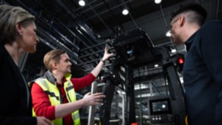 Automation expert from Linde Material Handling advises customers.