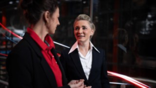 Two employees of Linde Material Handling are conversing.