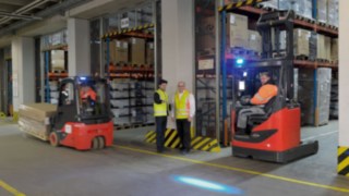 Linde&#39;s safety adviser at the crossroads and a reach truck with Bluespot crosses the line.