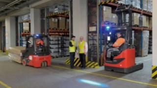 In order to relieve drivers, Linde has developed various digital assistance systems. Accidents often occur in narrow or confusing areas.