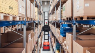Very narrow aisle truck from Linde Material Handling in operation. Very narrow aisle truck from Linde Material Handling in operation.