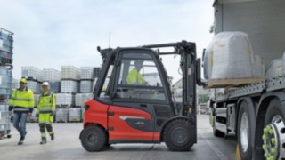 Linde forklift truck reverses safely with the aid of Reverse Assist Camera