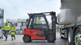 Linde forklift trucks reverse safely with the aid of Reverse Assist Camera