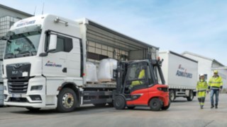 Linde X25 forklift loading a CEMEX truck