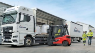 Linde X25 and two pedestrians at the CEMEX plant