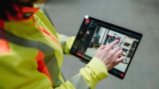 A tablet helps with safety consulting from Linde MH. A tablet helps with safety consulting from Linde MH.