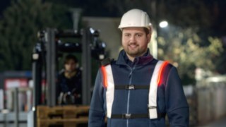 The pedestrian warning belt alerts its wearers to approaching vehicles with vibrations, sounds and lights. Warehouse worker with pedestrian warning belt from Linde Material Handling