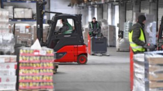 Linde provides solutions to all five of the major challenges faced by the 3PL sector. Linde industrial trucks in use in the warehouse
