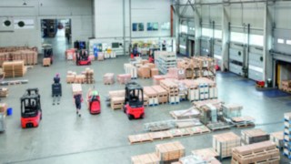 The Linde Truck Call app helps improve fleet management and job allocation. Warehouse with forklifts in operation