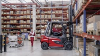 Reverse safely with the Motion Detection assistance system from Linde Motion Detection assistance system from Linde