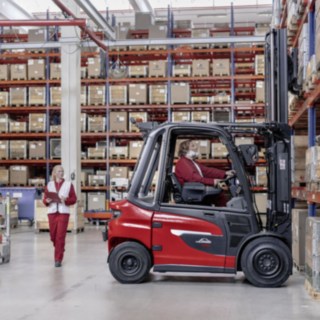 Linde Motion Detection prevents collisions with pedestrians or forklift trucks because the assistance system detects movements behind the stationary forklift truck. Forklift trucks with Linde Motion Detection in use in the warehouse