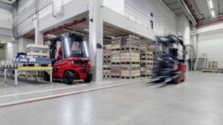 Linde forklift truck reverses safely with the aid of Linde Motion Detection