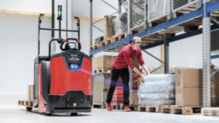 Equipped with Linde’s semi-automated option the order pickers follow the driver or drive ahead. The semi-automated option (SA) for order pickers from Linde Material Handling