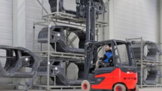 The Linde FC 25 forklift truck during loading.