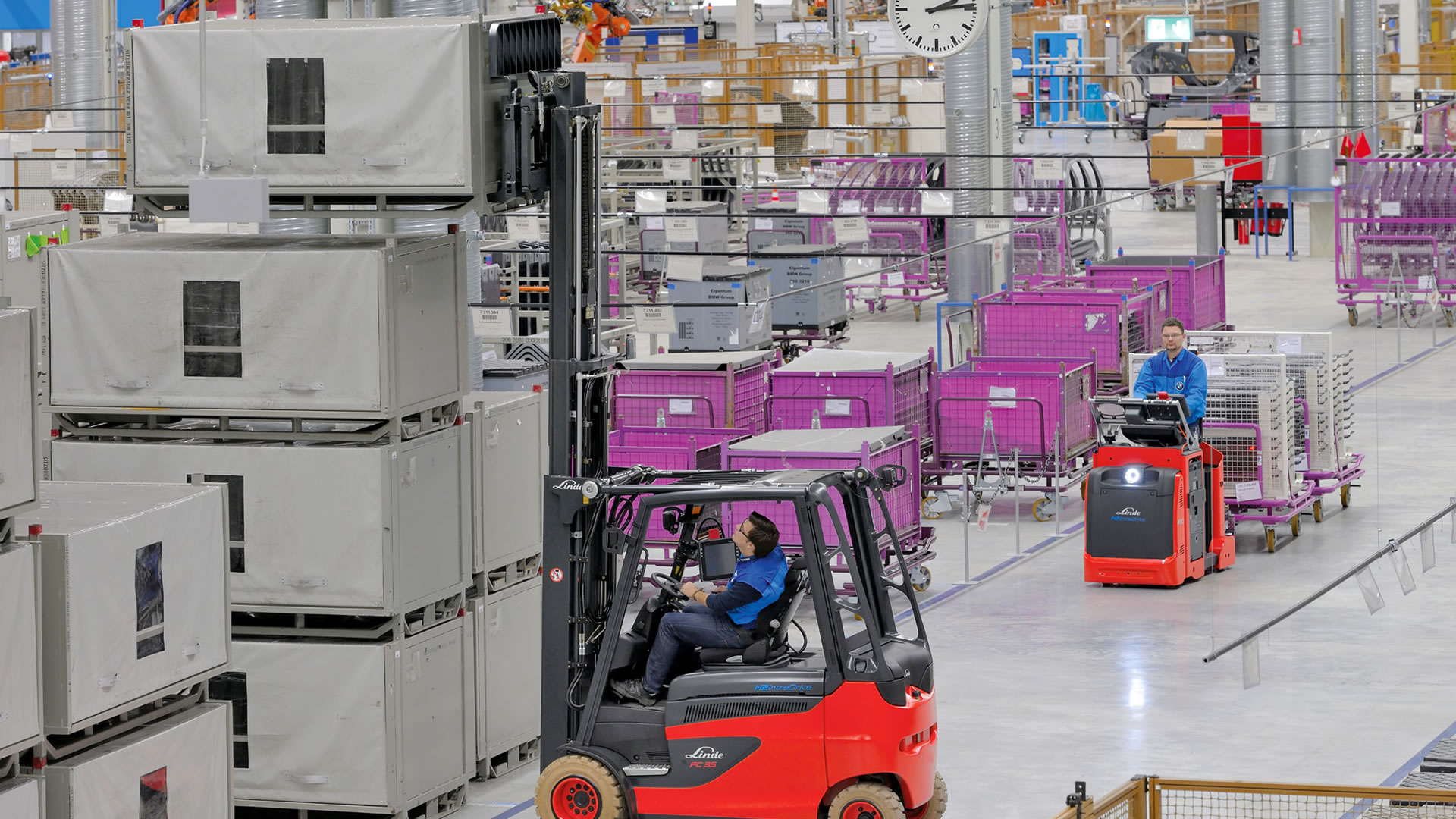 Forklifts and tow trucks with fuel cell technology from Linde