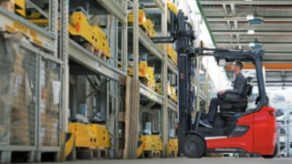 The Linde Xi Roadster in front of a storage rack.