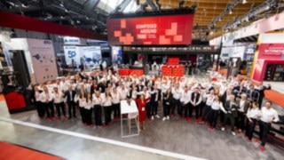 Group picture of Linde MH employees at LogiMAT.