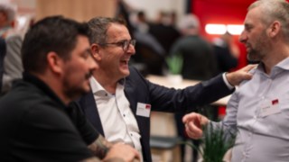  Visitors at the Linde Automation Summit having a conversation 