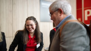 Linde MH emplyoee laughing with a visitor at the Linde Automation Summit