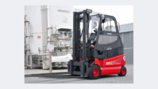 Linde forklift with fuel cell motor in front of a hydrogen tank