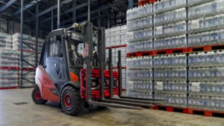 Linde rental forklifts in use at Agua Mineral
