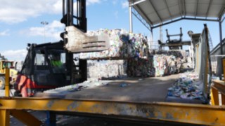 ic-trucks stacking load at Barcelona Cartonboard