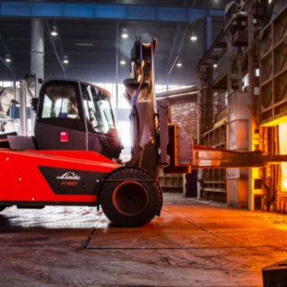 The Linde Material Handling H160 in front of the kiln.