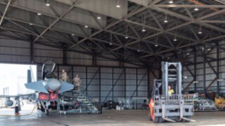 Hall of the German Armed Forces with rental forklift truck from Linde MH