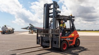 Linde rental forklift trucks in action with the German Armed Forces in Australia