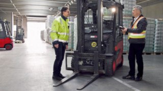 The Linde Safety Scan makes a significant contribution towards occupational safety at CTL. Two CTL employees stand next to the E30 electric forklift truck from Linde Material Handling.
