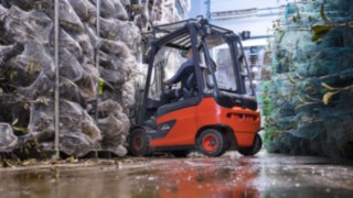 The Linde forklifts are perfectly suited to the requirements of the tree nursery. An electric forklift from Linde loads trees.