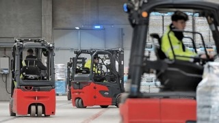 Three Linde industrial trucks in use at DB Schenker Three Linde industrial trucks in use at DB Schenker