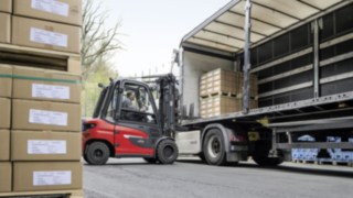 X35 electric forklift truck from Linde unloads a truck at EOT