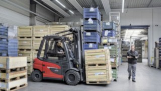 X35 electric forklift truck from Linde transports goods in EOT’s warehouse