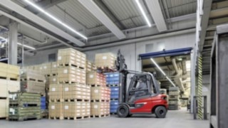 The X35 is so efficient in terms of energy use that it can easily be driven for two shifts. X35 electric forklift truck from Linde stacks goods in the EOT warehouse