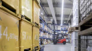Eibach Oberflächentechnik GmbH (EOT) tests the new X35 electric forklift truck from Linde. X35 Electric Forklift Truck in the Warehouse at EOT