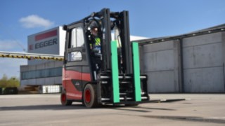 Linde electric forklift truck in use at Egger