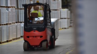 Linde electric forklift truck in the Egger warehouse
