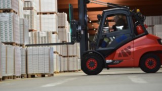 Linde IC forklift truck stacking materials